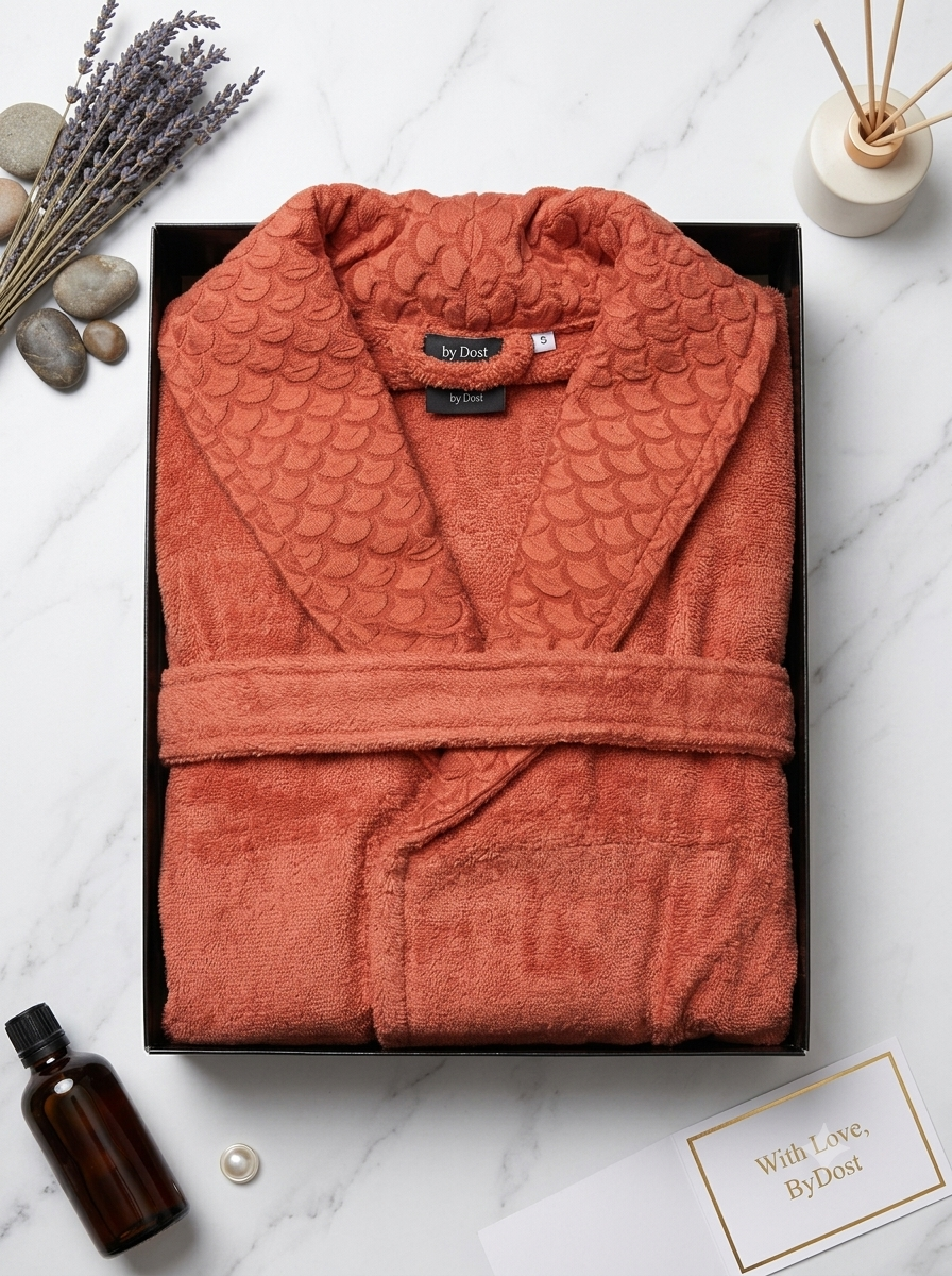 4681 Модалът е екологична материя приятна на допир, получена от комбинацията на естествени материали. Най-често това е събраната целулоза от букови дървета. Модалът притежава добра абсорбция, пропускливост на въздуха, антиалергичен. Дамски халат ISIMO HOME 50% памук ,50% модал.